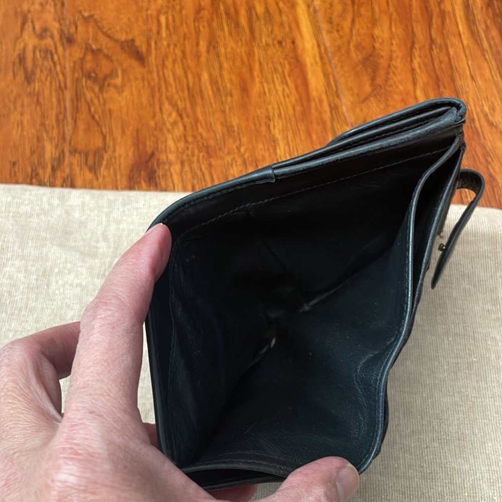 💯 Authentic Gucci Black Vintage Leather Compact Wallet - Picture 7 of 10